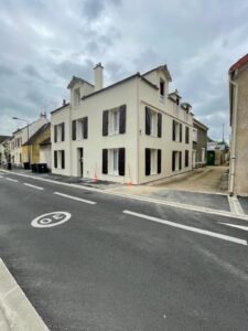 Photo ITE 1 Grande façade de maison à Étampes (91) après une isolation thermique par l'extérieur (ITE). Finition précise en enduit taloché, réalisée par l'expert Isolation Murs Évry.