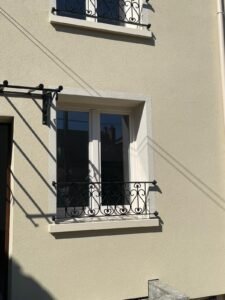 Photo ITE 7 Transformation de façade avant et après ravalement à Olivet près d'Orléans. Nettoyage, réparation des fissures et mise en peinture technique pour une protection durable des murs en Loiret.